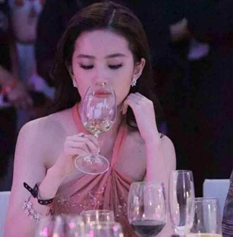 糖豆豆娱乐圈吃瓜合集,揭秘明星幕后故事,吃瓜合集大放送 第3张 糖豆豆娱乐圈吃瓜合集,揭秘明星幕后故事,吃瓜合集大放送 第3张